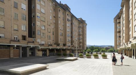 Santa Cruz Zizur Una de las plazas de la urbanización Santa Cruz