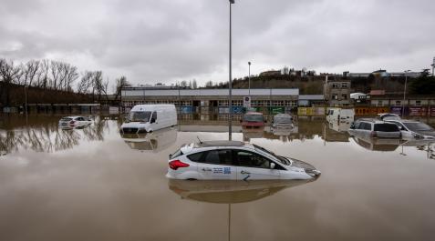 Inundación en Burlada, en el paraje del Soto Coches semicubiertos por el agua en el paraje del Soto en la inundación de diciembre