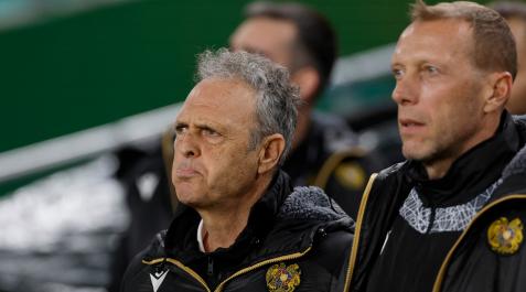 Joaquín Caparrós durante un partido de Armenia Joaquín Caparrós durante un partido de Armenia