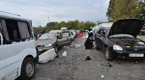 Ataque a convoy humanitario en Zaporiyia Coches dañados tras el ataque a un convoy humanitario en Zaporiyia