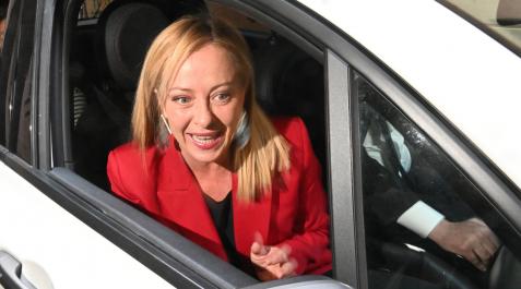 Meloni-italia La líder ultraderechista Giorgia Meloni sale de la sede de su partido, Hemanos de Italia, en Roma