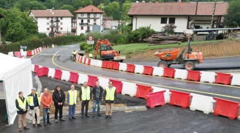 rotonda-oronoz-mugairi Visita en Oronoz-Mugairi a las obras de conversión de la N-121-A en una vía 2+1. De izquierda a derecha, el director general de Obras Públicas e Infraestructuras, Pedro López; el director general del Grupo Obras Especiales, Luis Jordán; el concejal de Obras Públicas de Baztan, Florentino Goñi; el alcalde jurado de Oronoz-Mugairi, Jorge Oteiza; el consejero de Cohesión Territorial, Bernardo Ciriza; el secretario general de Infraestructuras del MITMA, Xavier Flores; el alcalde de Baztan, Joseba Otondo; y el director del Servicio de Nuevas Infraestructuras
