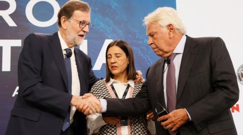 rajoy-felipe-gonzalez Los expresidentes del Gobierno Felipe González y Mariano Rajoy, junto a la periodista Anabel Díez tras el debate en el que han participado en el Foro La Toja 2022