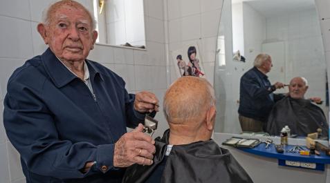 Tijera y peine en mano, José Lezáun Zugasti sonríe en presencia de José Torrecilla Iturmendi. 101 y 93 años les contemplan respectivamente Tijera y peine en mano, José Lezáun Zugasti sonríe en presencia de José Torrecilla Iturmendi. 101 y 93 años les contemplan respectivamente