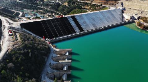 La obra de recrecimiento de Yesa en 2021 con el embalse lleno. Junto al agua, la actual presa. Tras ella, la nueva, de mayor tamaño, cuando se trabajaba en la pantalla de impermeabilización. La obra de recrecimiento de Yesa en 2021 con el embalse lleno. Junto al agua, la actual presa. Tras ella, la nueva, de mayor tamaño, cuando se trabajaba en la pantalla de impermeabilización