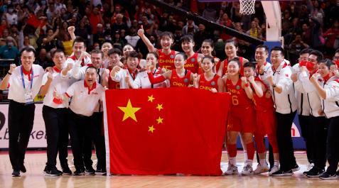 César Rupérez, el único occidental, ayer con la selección china tras clasificarse para jugar la final del mundial femenino ante EEUU César Rupérez, el único occidental, ayer con la selección china tras clasificarse para jugar la final del mundial femenino ante EEUU