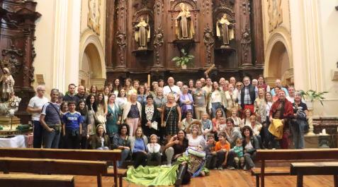 Asistentes y actores de la visita teatralizada posaron juntos al terminar en la iglesia de Villafranca Asistentes y actores de la visita teatralizada posaron juntos al terminar en la iglesia de Villafranca
