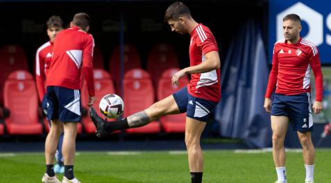 David García hace unos toques de balón antes de comenzar el entrenamiento a puerta cerrada en El Sadar David García hace unos toques de balón antes de comenzar el entrenamiento a puerta cerrada en El Sadar