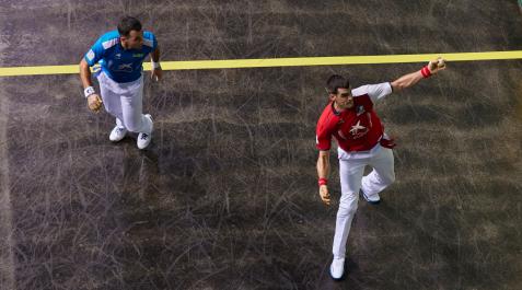 Ezkurdia resta con su zurda de aire durante la semifinal disputada el viernes por la noche en el Navarra Arena. Ezkurdia resta con su zurda de aire durante la semifinal disputada el viernes por la noche en el Navarra Arena