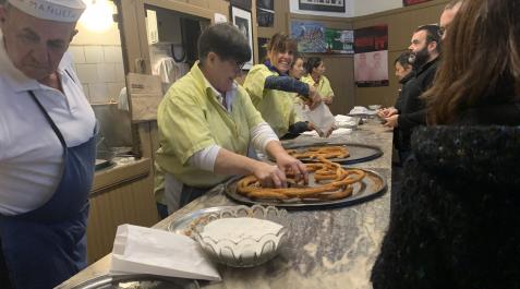 churreria Gran actividad en el mostrador de la churrería La Mañueta