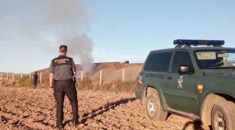 Un agente de la Guardia Civil, junto al incendio de una empresa en Carcastillo Un agente de la Guardia Civil, junto al incendio de una empresa en Carcastillo