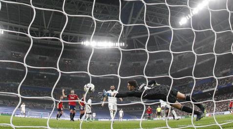 Sergio Herrera no alcanza a despejar el balón en el gol del Real Madrid Sergio Herrera