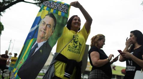 Una seguida de Bolsonaro muestra la imagen del candidato en el día de las votaciones Brasil