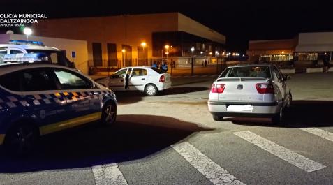 policia-municipal-control Intervención de la Policía Municipal de Pamplona en el aparcamiento de las instalaciones deportivas de la UPNA