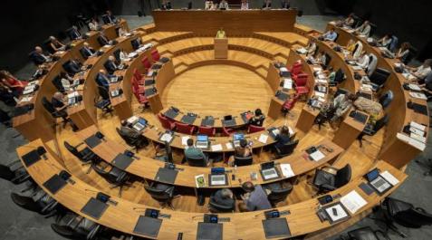 PARLAMENTO El Parlamento navarro rechaza que Lambán critique la autonomía fiscal de Navarra