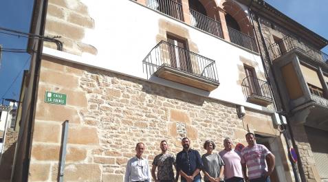 arroniz-espacio-cultural La consejera Esnaola, el alclade Moleón y representantes municipales junto al edificio que acoge en nuevo espacio cultural en Arróniz