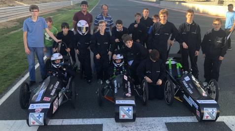 Los pilotos e ingenieros del colegio Irabia-Izaga, posan con los monos y sus tres coches eléctricos antes de competir en el circuito de Los Arcos Los pilotos e ingenieros del colegio Irabia-Izaga, posan con los monos y sus tres coches eléctricos antes de competir en el circuito de Los Arcos