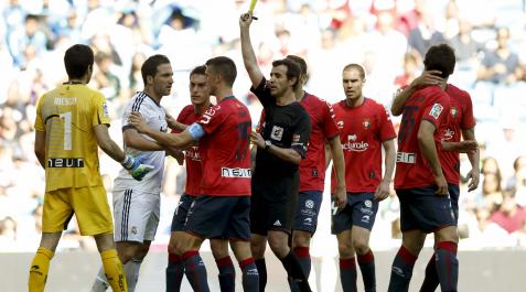 Gonzalo Higuaín discute con varios futbolistas de Osasuna en 2013 Gonzalo Higuaín discute con varios futbolistas de Osasuna en 2013