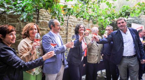 Representantes institucionales e invitados brindaron ayer con un vino de Navarra en la inauguración de Enozentrum, en Olite. Representantes institucionales e invitados brindaron ayer con un vino de Navarra en la inauguración de Enozentrum, en Olite