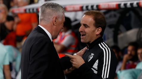 Saludo entre Carlo Ancelotti y Jagoba Arrasate antes del partido Saludo entre Carlo Ancelotti y Jagoba Arrasate antes del partido