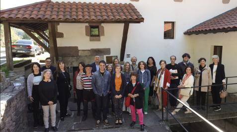 arte-contemporaneo La consejera de Cultura y Deporte, Rebeca Esnaola, con artistas y representantes de museos y entidades participantes en la presentación de la exposición 'Catorce más allá' de arte contemporáneo en el Molino de Zubieta