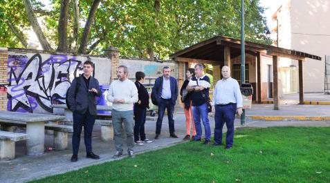 Un momento de la visita del consejero y los representantes municipales de Tafalla a la zona del Ereta donde estará el parque en 2023 Un momento de la visita del consejero y los representantes municipales de Tafalla a la zona del Ereta donde estará el parque en 2023