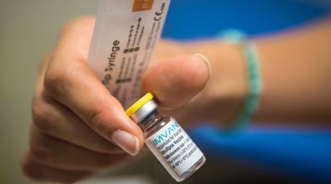 Un sanitario prepara una dosis de Imvanex, vacuna usada contra la viruela del mono Un sanitario prepara una dosis de Imvanex, vacuna usada contra la viruela del mono