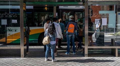 Viajeros se disponen a subir a una villavesa, en el centro de Pamplona Viajeros se disponen a subir a una villavesa, en el centro de Pamplona
