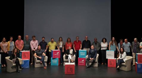 Foto de familia de los participantes y asistentes en la edición de Berriozar del programa Impulsar Navarra. Abrieron el acto el alcalde Raúl Maiza y la consejera Santos Induráin