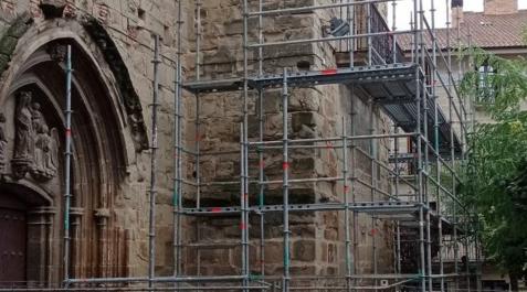 iglesia-viana-restauracion Ya han comenzado a instalarse los andamios para restaurar la torre de la iglesia de Viana