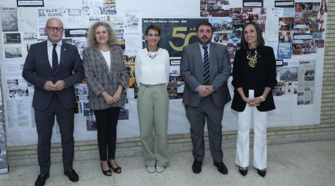 chivite-gimeno-padre-moret El consejero de Educación, Carlos Gimeno; la directora del centro, Isabel Beltrán; la Presidenta de Navarra, María Chivite; el presidente del Parlamento de Navarra, Unai Hualde, y la teniente de alcalde del Ayuntamiento de Pamplona, María Echávarri