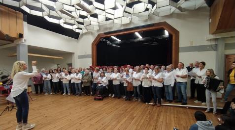 berafrancia Los coros Bera Kantari, Bera y Salles en una actuación conjunta durante la jornada de hermanamiento