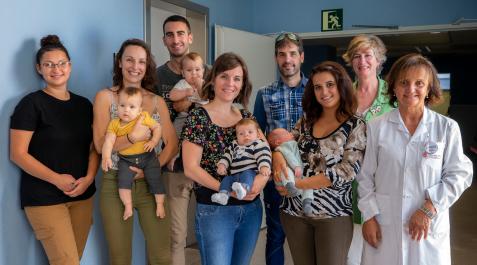 Familias y profesionales. De izda a dcha: Anastasia Nimchuk, Leire Garmendia (con su hija Laia, de ocho meses, en brazos), Gorka Fiuza (con June, la gemela de Laia), Saioa Redín (con Unax, de tres meses), Iñaki López, Aitziber Zudaire Mejías (con Mikel, Familias y profesionales. De izda a dcha: Anastasia Nimchuk, Leire Garmendia (con su hija Laia, de ocho meses, en brazos), Gorka Fiuza (con June, la gemela de Laia), Saioa Redín (con Unax, de tres meses), Iñaki López, Aitziber Zudaire Mejías (con Mikel, de un mes) y las matronas Susana Urzaiz (Unidad de lactancia materna del Hospital Universitario de Navarra) y Araceli Mejías, ayer por la mañana, antes de la mesa redonda en la que participaron