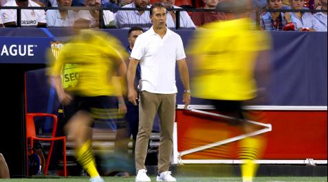 Julen Lopetegui dirige elc hoque del Sevilla contra elñ Borussia Dortmund
