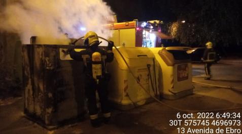 Imagen de los bomberos apagando el fuego del contenedor de papel en Lodosa Imagen de los bomberos apagando el fuego del contenedor de papel en Lodosa