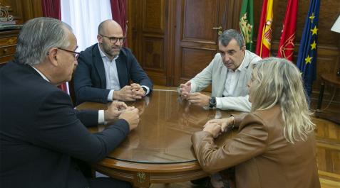 alcalde Enrique Maya, reunido en su despacho de la Casa Consistorial con el director general La Vuelta, Javier Guillén