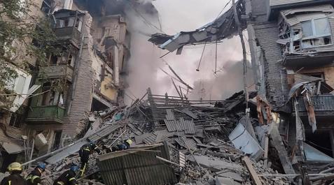 ucrania El ejército ruso disparó siete cohetes contra edificios residenciales de Zaporiyia y, como resultado del ataque, dos inmuebles de varios pisos quedaron destruidos.