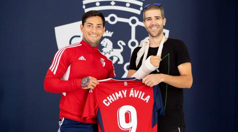 El Chimy Ávila entrega una camiseta a Iosu Marcos, aficionado que sufrió una fractura de muñeca por un balonazo en el calentamiento del Osasuna-Getafe Chimy Ávila