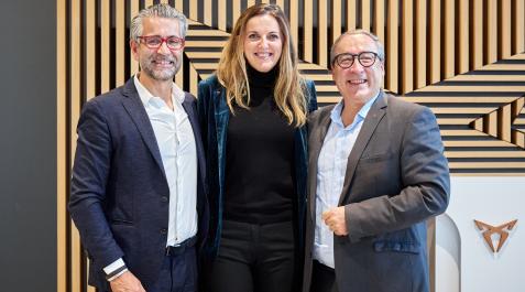 Cupra 1 Miguel Ayerra (gerente Cupra Garage Iruña Motor), Carmen Cruz (desarrollo de negocio Cupra España) y Mikel Palomera (presidente de Cupra y Seat España)