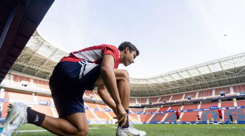DDN_06-10-2022_16h43m (35833627) Manu Sánchez se ajusta las botas antes de saltar a El Sadar para el último entrenamiento