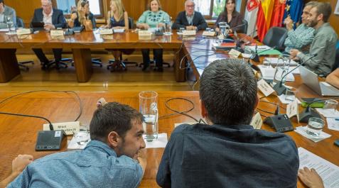 Los corporativos charlan -ediles de Bildu en primer término y de NA+ al fondo- minutos antes del inicio de la sesión plenaria Pleno de Estella