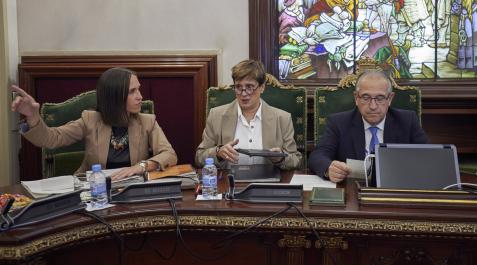 De izquierda a derecha las concejalas de NA+ María Echávarri y Ana Elizalde, con Enrique Maya De izquierda a derecha las concejalas de NA+ María Echávarri y Ana Elizalde, con Enrique Maya