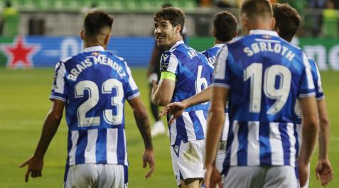 Los futbolistas de la Real Sociedad celebran su gol contra el Sheriff Los futbolistas de la Real Sociedad celebran su gol contra el SheriffReal Sociedad's Aritz Elustondo celebrates scoring their second goal with Brais Mendez REUTERS/Stringer SOCCER-EUROPA-SHE-SOC/REPORT