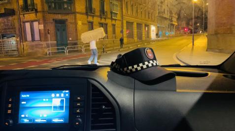 Imagen de una persona intentando robar una paca de paja fotografiado por Policía Municipal Imagen de una persona intentando robar una paca de paja fotografiado por Policía Municipal