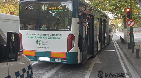 Imagen de la villavesa implicada en el accidente de este jueves en Pamplona Imagen de la villavesa implicada en el accidente de este jueves en Pamplona