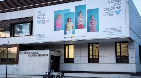 Lona instalada en el centro de salud de Buztintxuri, uno de los tres que participan en el estudio piloto Lona instalada en el centro de salud de Buztintxuri, uno de los tres que participan en el estudio piloto