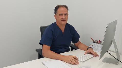 Dr. Leopoldo Fernández El Dr. Leopoldo Fernández, especialista en tratamiento de varices, en su consulta