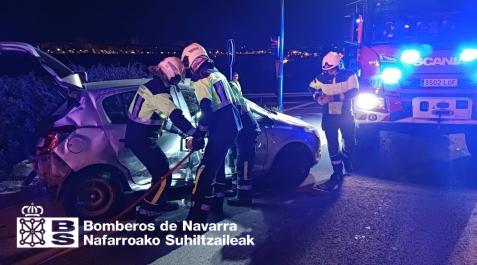Imagen de los bomberos atendiendo a los heridos en la colisión cerca de Cizur Menor Imagen de los bomberos atendiendo a los heridos en la colisión cerca de Cizur Menor