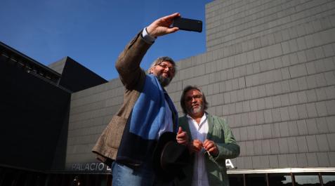 Kossakovsky El cineasta ucraniano Sergei Loznitsa se fotografía junto a su amigo, el cineasta ruso Viktor Kossakovsky, este 7 de octubre en Baluarte, horas antes del diálogo que mantendrán en los Encuentros de Pamplona 72-22