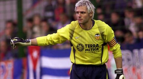 Santi Cañizares, en una imagen en El Sadar en noviembre de 2002, la última vez que jugó con las vallas Cañizares